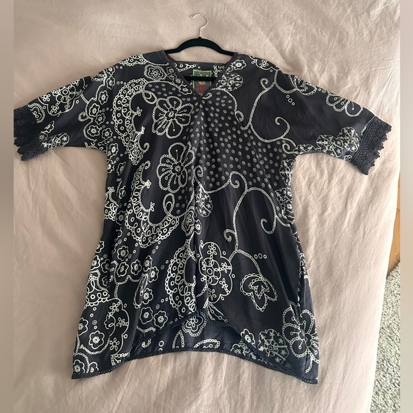 Johnny Was 100% silk blouse with embroidery worn 2-3 times. Size small. Sheer. - Picture 4 of 4